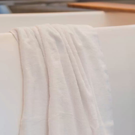 White Melluva 600 GSM Turkish cotton towel close-up video