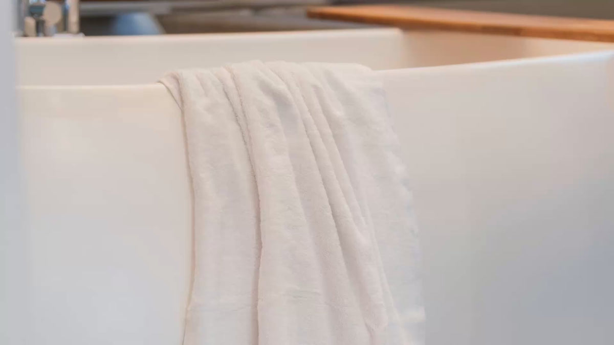White Melluva 600 GSM Turkish cotton towel close-up video