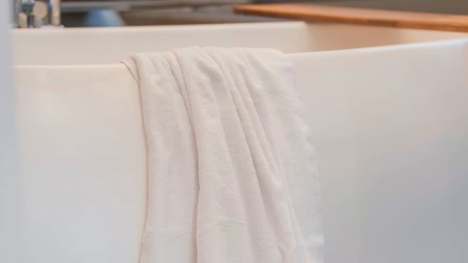White Melluva 600 GSM Turkish cotton towel close-up video